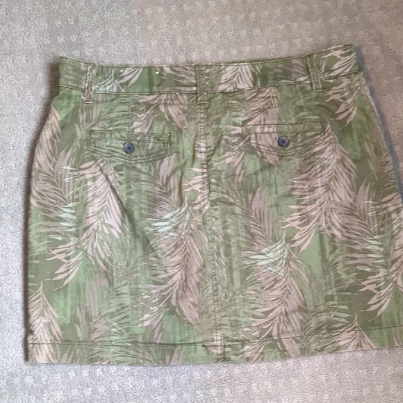Green and Beige Leaf Print Skort - Picture 2 of 8